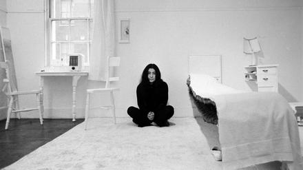Yoko Ono in der „Half-A-Room-Show“ in ihrem Environment „Half-A-Room“, 1967 in der Londoner Lisson Gallery.