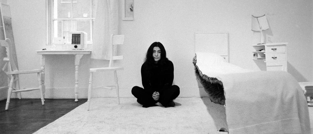 Yoko Ono in der „Half-A-Room-Show“ in ihrem Environment „Half-A-Room“, 1967 in der Londoner Lisson Gallery.