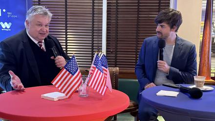 Gelassen. Der Koordinator für die transatlantische Zusammenarbeit Michael Georg Link mit Moderator Hans von der Burchard