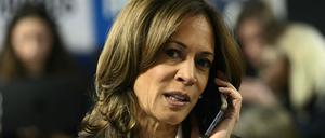 TOPSHOT - US Vice President and Democratic presidential candidate Kamala Harris takes part in a phone bank at the Democratic National Committee headquarters in Washington, DC, on November 5, 2024 (Photo by Brendan SMIALOWSKI / AFP)
