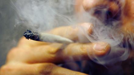 Bei Verstößen gegen das Cannabis-Gesetz drohen Bußgelder. (Archivbild) 