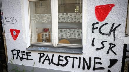 Seit Monaten werden immer wieder israelfeindliche Parolen und sogenannte Hamas-Dreiecke auf die Fassade des „Bajszel“ geschmiert. 