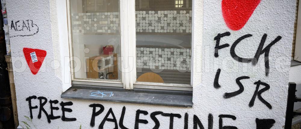 Seit Monaten werden immer wieder israelfeindliche Parolen und sogenannte Hamas-Dreiecke auf die Fassade des „Bajszel“ geschmiert. 