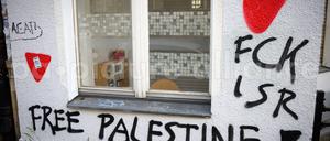 Seit Monaten werden immer wieder israelfeindliche Parolen und sogenannte Hamas-Dreiecke auf die Fassade des „Bajszel“ geschmiert. 