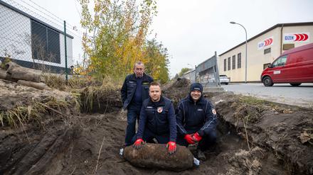06.11.2024, Brandenburg, Elsterwerda: Uwe Zierdt (l-r), Enrico Schnick und Maik Wesner vom Kampfmittelbeseitigungsdienst (KMBD) des Landes Brandenburg mit der entschärften 120 kg schweren Fliegerbombe aus dem 2. Weltkrieg amerikanischer Bauart.