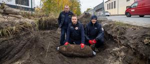 06.11.2024, Brandenburg, Elsterwerda: Uwe Zierdt (l-r), Enrico Schnick und Maik Wesner vom Kampfmittelbeseitigungsdienst (KMBD) des Landes Brandenburg mit der entschärften 120 kg schweren Fliegerbombe aus dem 2. Weltkrieg amerikanischer Bauart.
