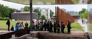 Jugendgruppen im Außenareal der Gedenkstätte Berliner Mauer