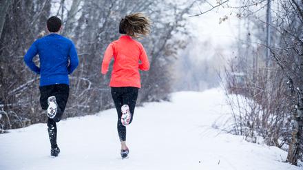 Entspanntes Joggen in einer Winterlandschaft. (Symbolbild)