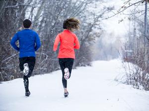Entspanntes Joggen in einer Winterlandschaft. (Symbolbild)