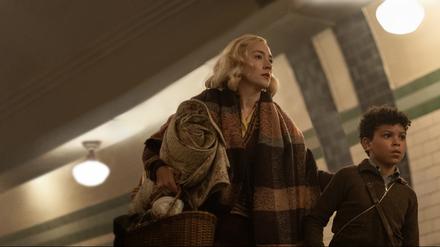 Schutzsuche im U-Bahnhof: Rita (Saoirse Ronan) und ihr Sohn George (Elliot Heffernan).