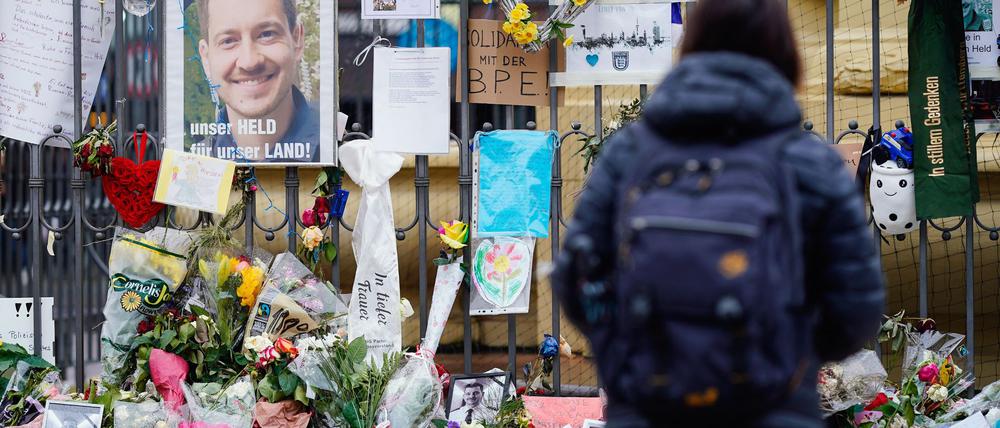Die Bundesanwaltschaft wirft dem Täter Mord, versuchten Mord und gefährliche Körperverletzung vor