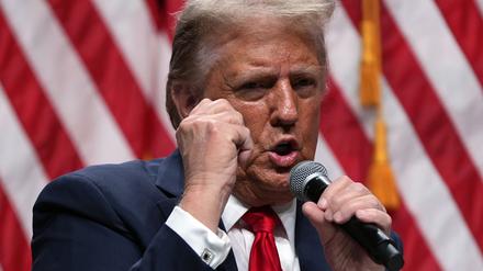 Der zukünftige US-Präsident Donald Trump spricht während einer Show der Tucker Carlson Live Tour in der Desert Diamond Arena.