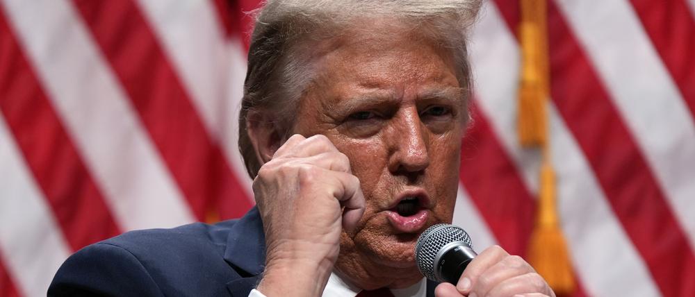 Der zukünftige US-Präsident Donald Trump spricht während einer Show der Tucker Carlson Live Tour in der Desert Diamond Arena.