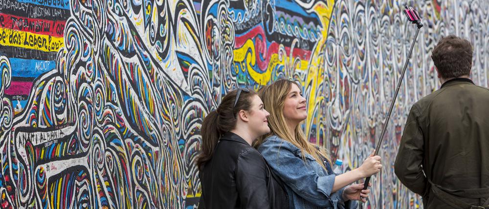 Viele Schüler erfahren zum ersten Mal bei einem Berlinbesuch, wie hier an der East Side Gallery, von der Mauer.