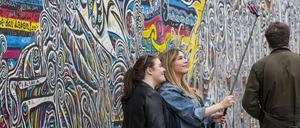 Viele Schüler erfahren zum ersten Mal bei einem Berlinbesuch, wie hier an der East Side Gallery, von der Mauer.