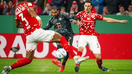 Der Mainzer Dominik Kohr (r) muss für seine Worte büßen.