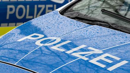 Der Schriftzug „Polizei“ auf der Kühlerhaube eines Autos.