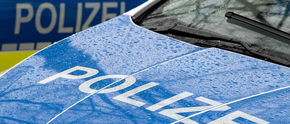 Der Schriftzug „Polizei“ auf der Kühlerhaube eines Autos.