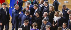 17.10.2024, Belgien, Brüssel: Die Staats- und Regierungschefs der EU stellen sich während eines EU-Gipfels auf. Foto: Omar Havana/AP +++ dpa-Bildfunk +++