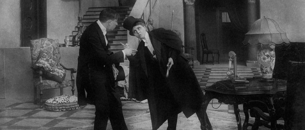 Stummfilm-Star Ossi Oswalda stellt Genderkonventionen infrage. 