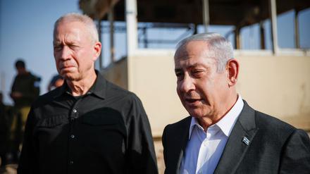 Israels Regierungschef Benjamin Netanjahu hat seinen für ihn unbequemen Verteidigungsminister Joav Galant entlassen. Dagegen demonstrierten Tausende den zweiten Abend in Folge in Jerusalem. 
