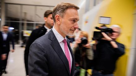 06.11.2024, Berlin: Christian Lindner (FDP), amtierender Bundesminister der Finanzen und FDP-Parteivorsitzender, geht nach einem Pressestatement zu seiner Entlassung durch den Bundeskanzler zum FDP-Fraktionssitzungssaal. (Wischeffekt durch Mitziehen) Foto: Christoph Soeder/dpa +++ dpa-Bildfunk +++