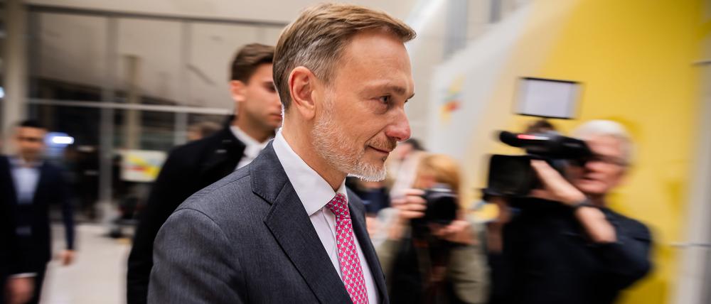 06.11.2024, Berlin: Christian Lindner (FDP), amtierender Bundesminister der Finanzen und FDP-Parteivorsitzender, geht nach einem Pressestatement zu seiner Entlassung durch den Bundeskanzler zum FDP-Fraktionssitzungssaal. (Wischeffekt durch Mitziehen) Foto: Christoph Soeder/dpa +++ dpa-Bildfunk +++