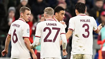 Jamal Musiala (2.v.r) wurde nach seinem Treffer gefeiert.
