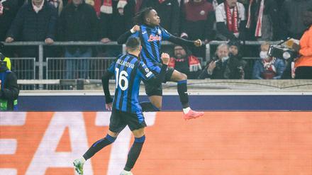 Traf in Stuttgart zur Führung für Bergamo: Der Ex-Leipziger Ademola Lookman (r.).