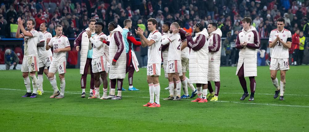 Die Bayern-Profis feierten ihren wichtigen Sieg nur verhalten vor ihren Fans.