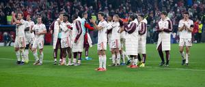 Die Bayern-Profis feierten ihren wichtigen Sieg nur verhalten vor ihren Fans.