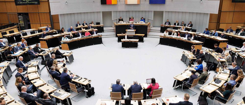 Die Mitglieder des Berliner Abgeordnetenhauses beginnen die Plenarsitzung am Donnerstag mit einer Feierstunde zum 35. Mauerfalljubiläum. (Archivbild)