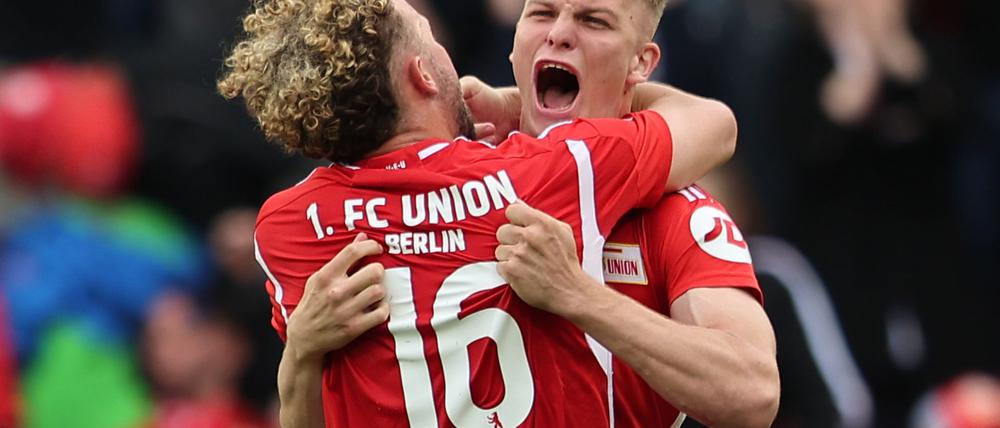 Andras Schäfer und Benedict Hollerbach feiern am 34. Spieltag den Klassenerhalt mit Union Berlin. 