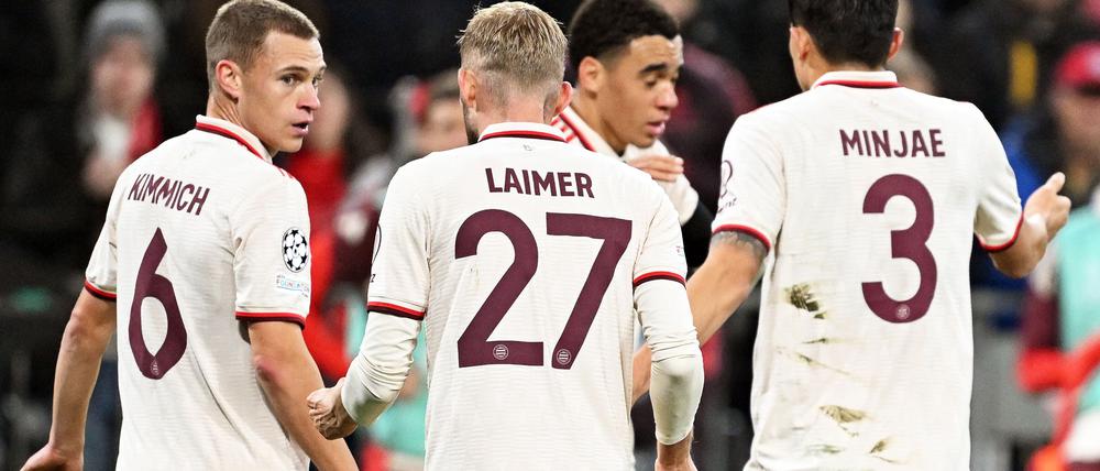 Torschütze Jamal Musiala (2.v.r.) wird von seinen Teamkollegen beglückwünscht.