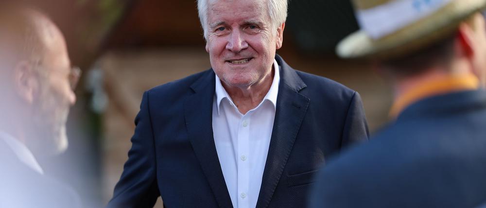 Horst Seehofer (75), hier bei einer Wahlkampfveranstaltung der CSU im Mai 2024, war bayerischer Ministerpräsident, CSU-Vorsitzender und im letzten Kabinett von Kanzlerin Angela Merkel (CDU) Bundesinnenminister. Mit Merkel trug er vor allem in Migrationsfragen mehrere Konflikte aus. (Archivfoto)