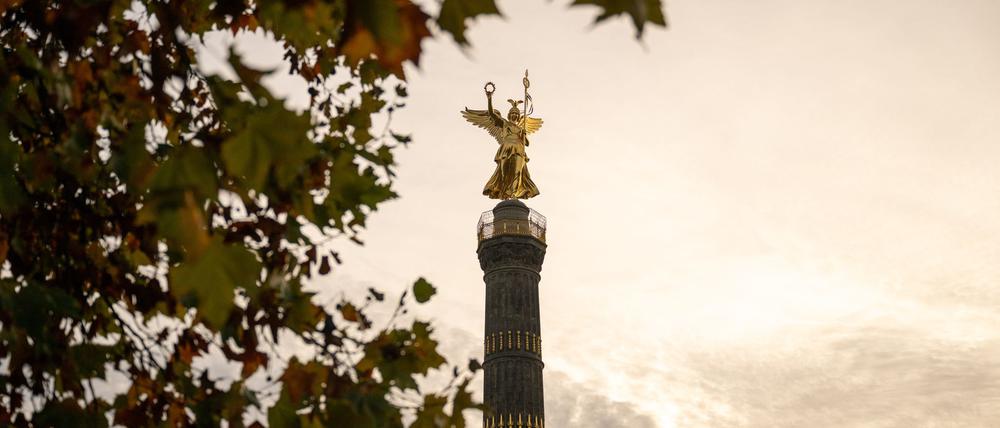 Die Siegessäule in Berlin neben herbstlich verfärbtem Laub. In Berlin und Brandenburg herrscht Herbstwetter. (Symbolbild)