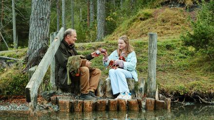 Edgar Selge und Luna Wedler in einer Szene aus dem Film „Marianengraben“.
