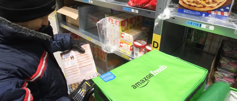 Seit sieben Jahren versucht Amazon vergeblich, seinen Lebensmittellieferdienst in Deutschland erfolgreich zu machen, hier ein Lager in Berlin. Nun soll es im zweiten Anlauf doch noch klappen.