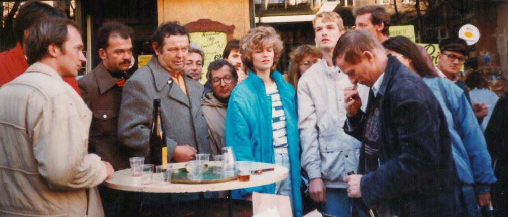 Die Mauer fällt, Wein verbindet: Verkostung auf der Sonnenallee im November 1989.