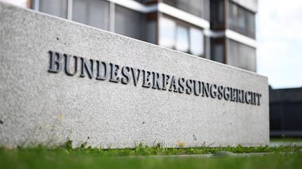 Außenaufnahme des Bundesverfassungsgerichtes mit dem Schriftzug Bundesverfassungsgericht. 