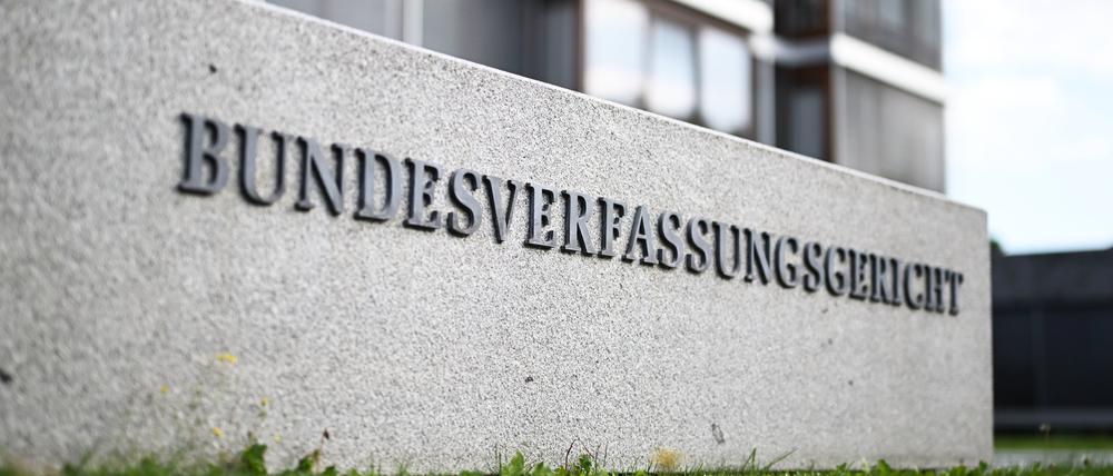 Außenaufnahme des Bundesverfassungsgerichtes mit dem Schriftzug Bundesverfassungsgericht.