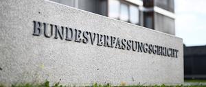 Außenaufnahme des Bundesverfassungsgerichtes mit dem Schriftzug Bundesverfassungsgericht. 