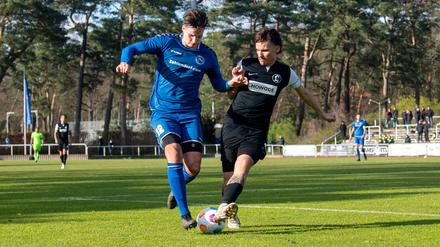 Innenverteidiger Paul Krüger (re., im vergangenen Frühjahr im Zweikampf gegen Eric Stiller von Hertha 03) hat in dieser Saison für Lichtenberg 47 bisher ein Tor erzielt und vier Vorlagen gegeben.