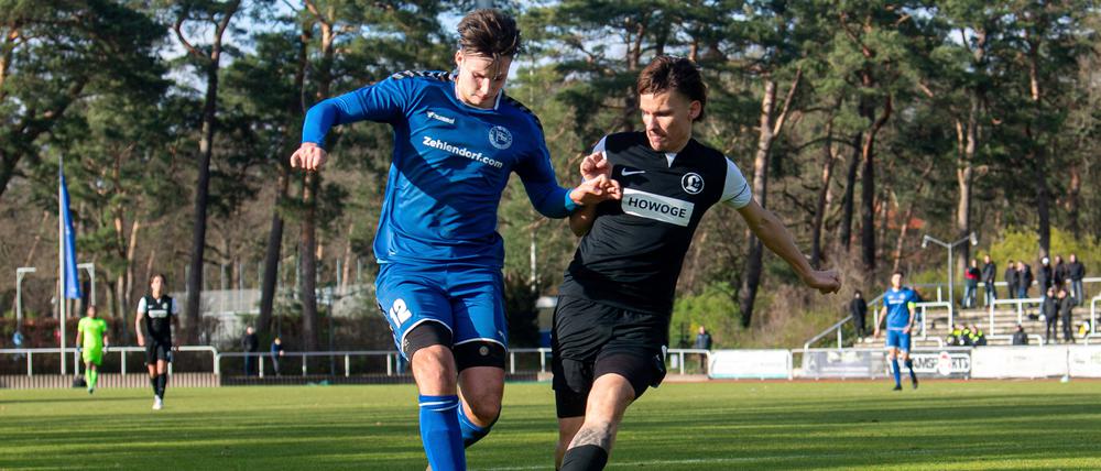 Innenverteidiger Paul Krüger (re., im vergangenen Frühjahr im Zweikampf gegen Eric Stiller von Hertha 03) hat in dieser Saison für Lichtenberg 47 bisher ein Tor erzielt und vier Vorlagen gegeben.