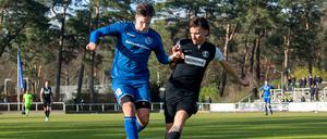 Innenverteidiger Paul Krüger (re., im vergangenen Frühjahr im Zweikampf gegen Eric Stiller von Hertha 03) hat in dieser Saison für Lichtenberg 47 bisher ein Tor erzielt und vier Vorlagen gegeben.