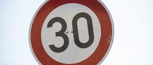 ARCHIV - 22.11.2023, Berlin: Ein Schild weist auf die Geschwindigkeitsbegrenzung von 30 Km/h hin. (zu dpa: «Kontroverse um mehr Tempo bei Tempo 30») Foto: Sebastian Gollnow/dpa +++ dpa-Bildfunk +++