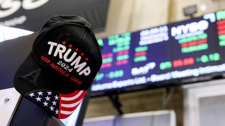 Trump-Fanartikel an der New Yorker Börse. Einige Branchen im US-Leitindexes S&P 500 legten in seiner ersten Amtszeit überdurchschnittlich zu. Kommt es wieder so? 