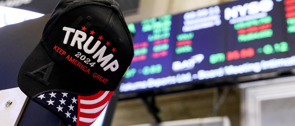 Trump-Fanartikel an der New Yorker Börse. Einige Branchen im US-Leitindexes S&P 500 legten in seiner ersten Amtszeit überdurchschnittlich zu. Kommt es wieder so? 