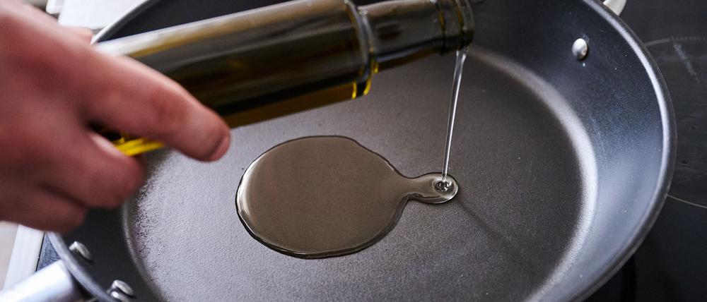 PFAS werden in zahlreichen Verbraucherprodukten eingesetzt, zum Beispiel in Kosmetika, Kleidung oder Kochgeschirr (Symbolbild).