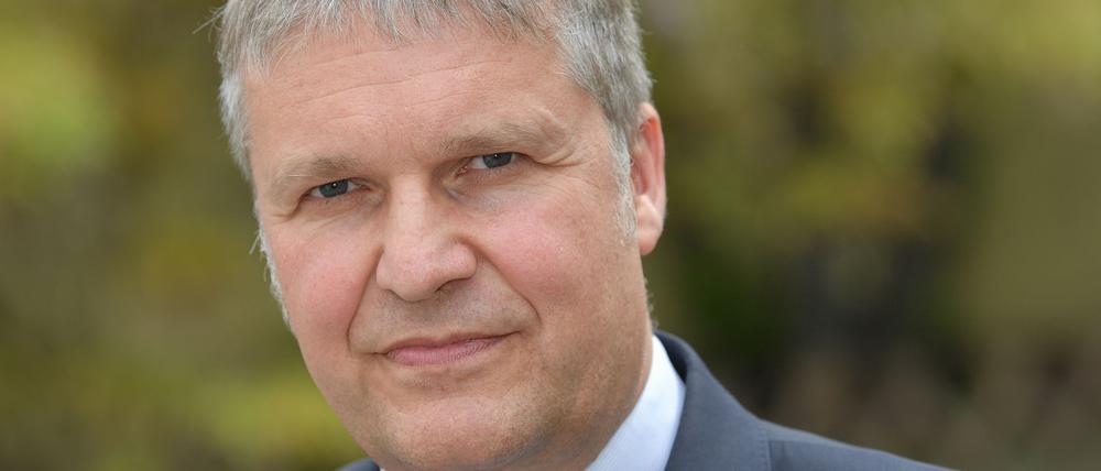 Der Hauptgeschäftsführer der Unternehmensverbände Berlin-Brandenburg, Alexander Schirpo, schaut mit Sorge
